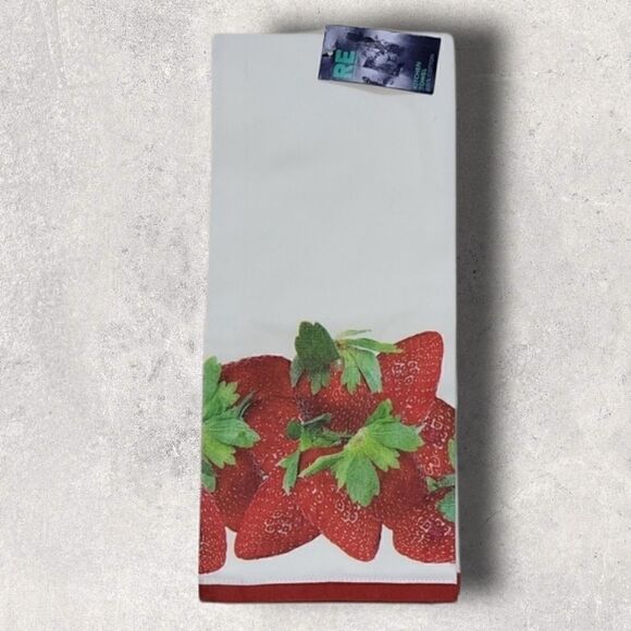 ROOM ESSENTIALS STRAWBERRY KITCHEN TOWEL - NEW WITH TAGS! - Picture 1 of 6